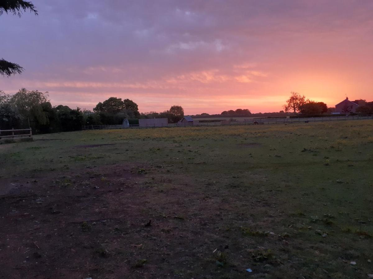 Glamping In Wiltshire The Green Knoll Is A Charm Chippenham  Buitenkant foto